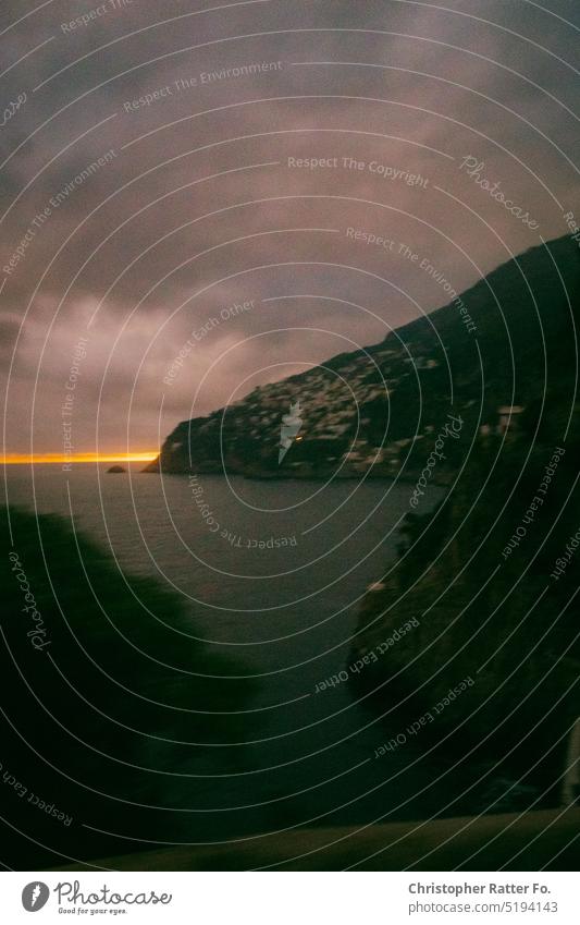 Blick auf die Amalfi Küste bei dramatischen Abendlicht im Vorbeifahren fotografiert. Filmlook Tourismus warm Tourist Himmel Textfreiraum Urlaub Urlaubsstimmung