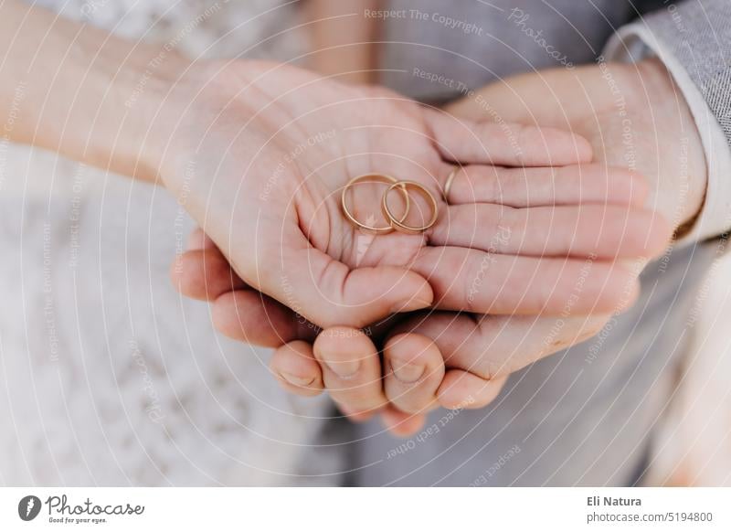 Eheringe in den Händen des Ehepaars auf Hochzeit Nahaufnahme Brautpaar Liebe Paarfoto Hand Hochzeitspaar Liebespaar Zusammensein Glück Ehefrau Feste & Feiern