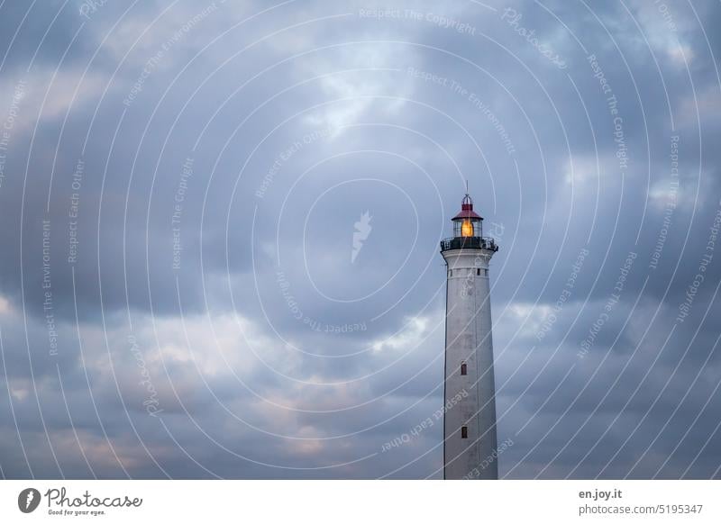 Leuchtturm mit Leuchtfeuer Turm Licht Sicherheit Orientierung orientierungslos Orientierungspunkt Orientierungszeichen Orientierungshilfe Wolken Himmel bewölkt