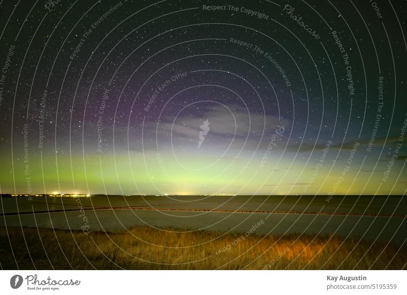 Polarlichter im Norden über Sylt Leuchterscheinung Himmelsleuchten Aurora borealis Nordlicht Stickstoffatome Sonnenwindteilchen Sauerstoffatome Hochatmosphäre