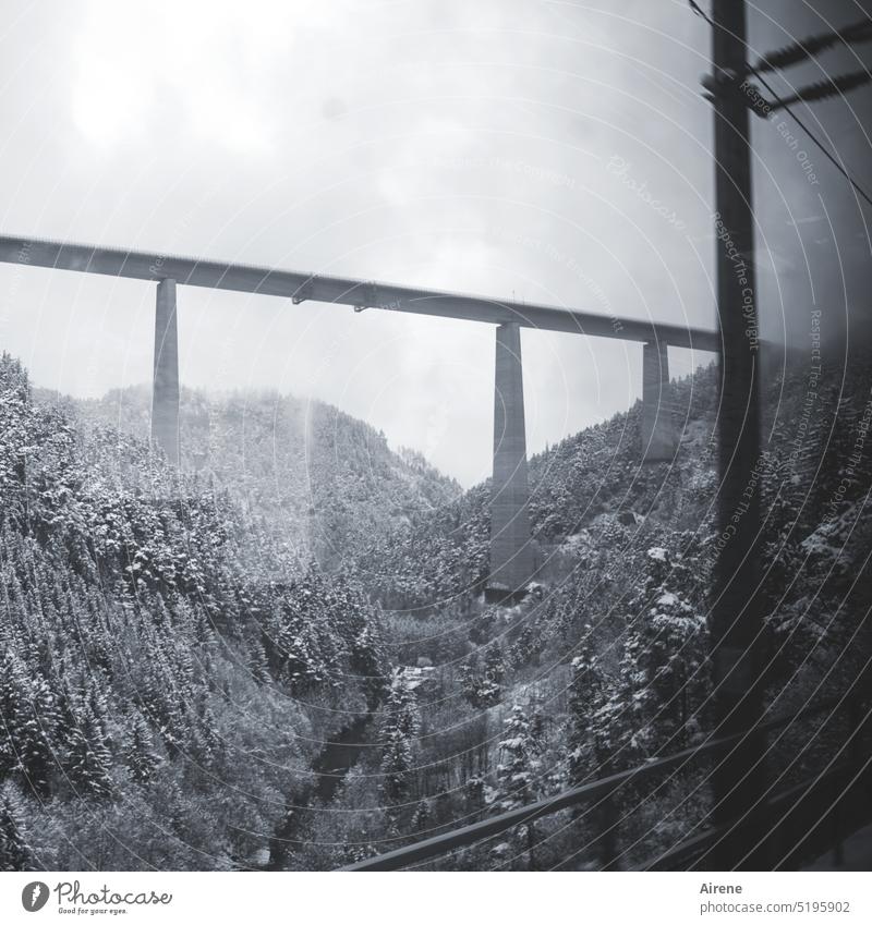 oben drüber oder unten duch... Brücke Bergstrecke fahren Bahnfahrt weiß kalt Tirol Bewegung Ferien & Urlaub & Reisen Verkehr Ausblick Bergwald verschneit