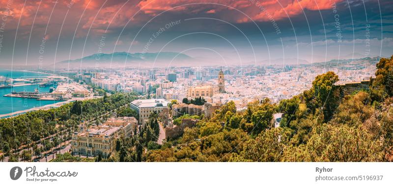 Malaga, Spanien. Panorama Cityscape Elevated View Of Malaga In Sunny Summer Evening. Geänderte Sonnenuntergang Himmel reisen Stadtbild erhöhte Ansicht Sommer