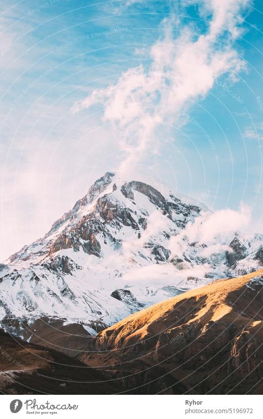 Georgien. Peak of Mount Kazbek mit Schnee bedeckt. Kazbek ist ein Stratovulkan und einer der wichtigsten Berge des Kaukasus. Schöne georgische Natur Landschaft im frühen Winter.