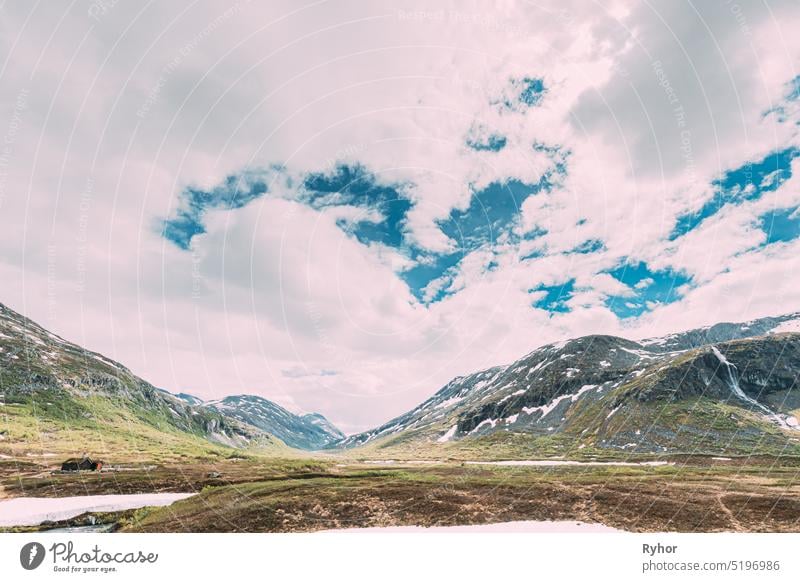 Reinheimen-Nationalpark, Norwegen. Berglandschaft im Frühsommer. Gebirgskette in einem der größten noch intakten Wildnisgebiete in Westnorwegen reisen