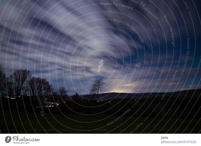 Ziehende Wolken am Nachthimmel mit Sternen Himmel Wind dunkel licht Astronomie Weltall Sternenhimmel Langzeitbelichtung Ferne ruhe Einsamkeit Außenaufnahme