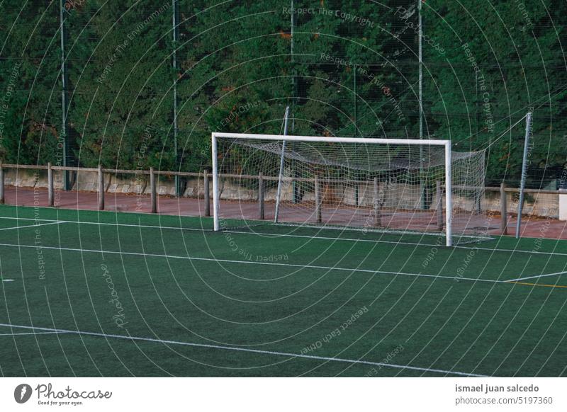 Fußballtor Sportgeräte im Stadion Feld leer Fußballfeld Gericht Sportgericht Sportplatz Tor Linien Mark grün Gras Boden spielen Spielen Spielplatz im Freien