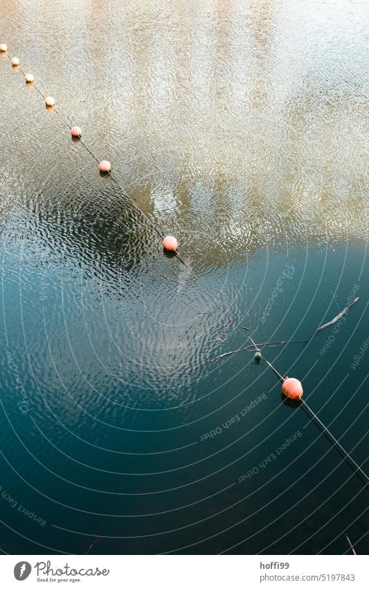 Absperrung mit Seil und roten Bojen auf leicht gekräuseltem Wasser Rudern Spur See Regattastrecke Teilansicht Spiegelung Gebäudefassade Reflexion & Spiegelung