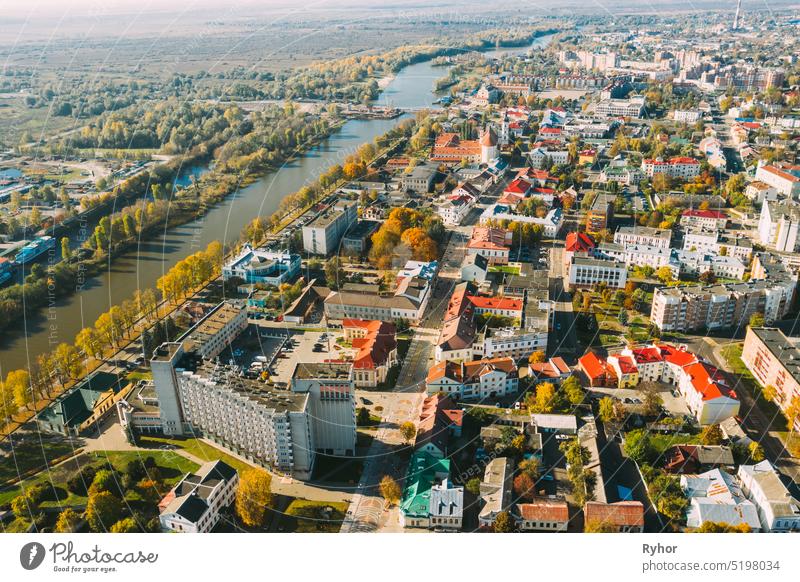 Pinsk, Region Brest, Weißrussland. Pinsk Cityscape Skyline im Herbst Morgen. Vogelperspektive der Wohnbezirke und der Innenstadt Polesien Wohnviertel Antenne