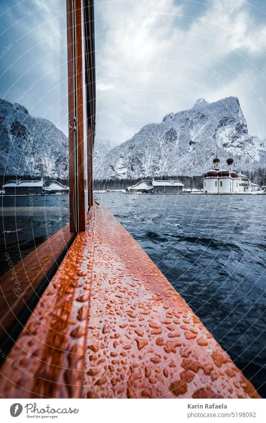 Kirche St. Bartholomä im Winter Königssee Farbfoto Außenaufnahme Tourismus Berge u. Gebirge Tag Ferien & Urlaub & Reisen Menschenleer See Alpen Natur Ausflug