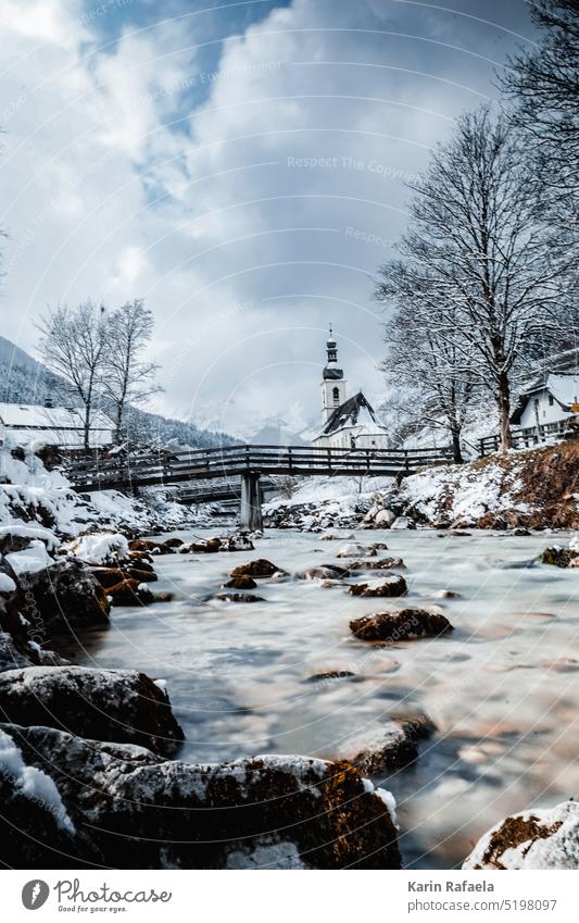 Langzeitbelichtung der Kirche in Ramsau, Berchtesgadener Land Ramsau bei Berchtesgaden Berchtesgadener Alpen Bayern Natur Landschaft wandern Tourismus