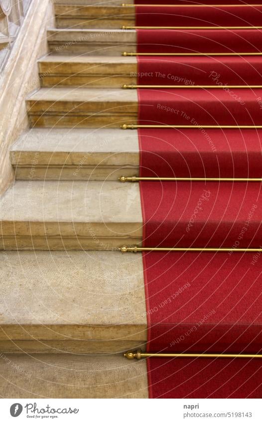 Aufstiegschance | Roter Teppich auf steinernen Stufen, die - so gesehen - nach oben führen. Treppe Stil aufwärts aufsteigen Karriere elegant Eleganz glamourös