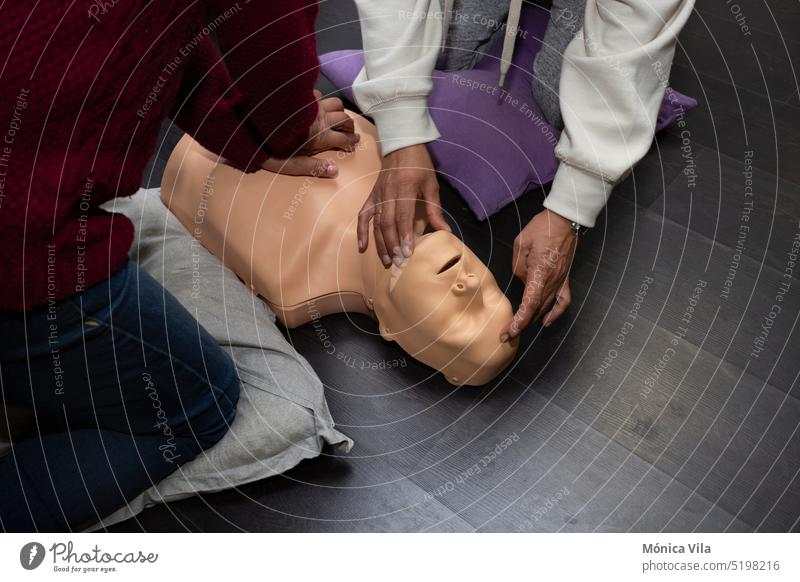 Zwei Personen üben Erste Hilfe und Wiederbelebung mit einer Wiederbelebungspuppe Dummy Kurs Widerbelebung cpr Dummy medizinische Verfahren Medizin Krankheit