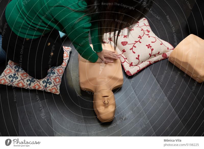 Zwei Personen üben Erste Hilfe und Wiederbelebung mit einer Wiederbelebungspuppe Dummy Kurs Widerbelebung cpr Dummy medizinische Verfahren Medizin Krankheit