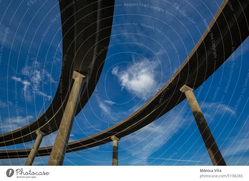 Doppelter Viadukt einer Autobahn und blauer Himmel. Blick auf das Viadukt der Autobahn AP9 in Teis, Vigo. pontevedra Straße Spalte Brücke Verkehr Architektur