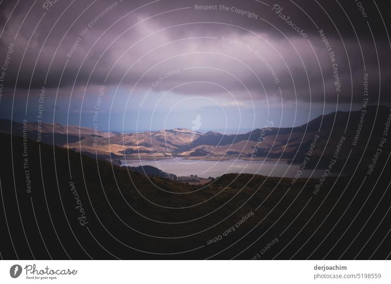 Kleiner Blick vom Mount Cavendish auf die umliegende Landschaft. Berge im Hintergrund schön im Freien Himmel Natur malerisch grün Sommer Ansicht Umwelt Wolken