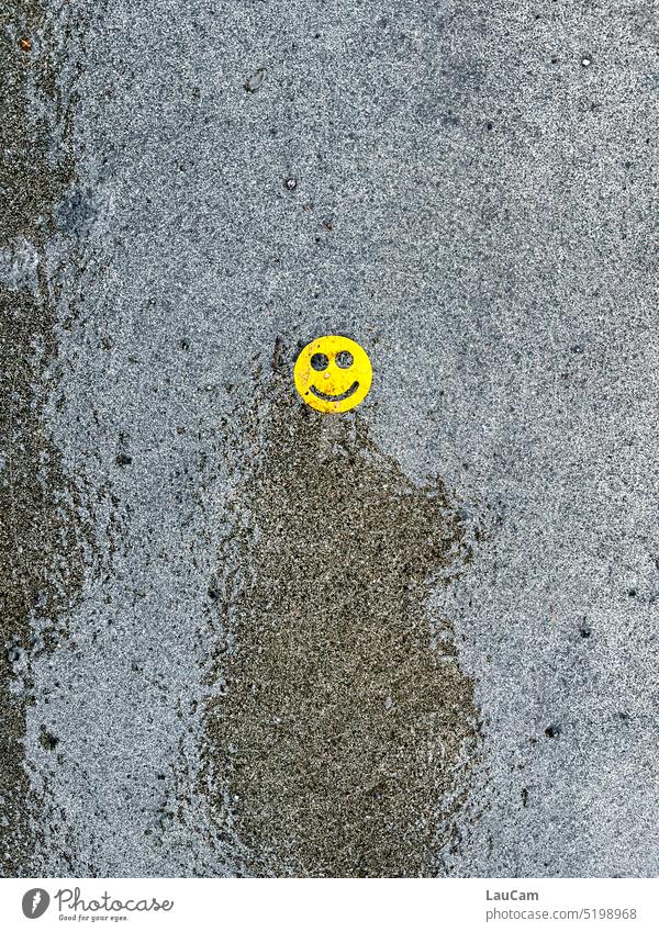 Aprilwetter - Regen macht glücklich Smiley nass lachen Lachenfreuen Freude Silhouette Schatten schlechtes Wetter Wasser Regenguss es regnet es regnet in Strömen