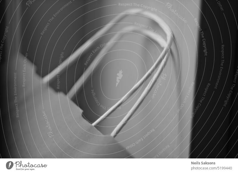 Papiertüte, Taschengriffe, schwarz und weiß abstrakt Hintergrund schwarz auf weiß farbenfroh Konzept kreativ Design dynamisch graphisch Grafik u. Illustration