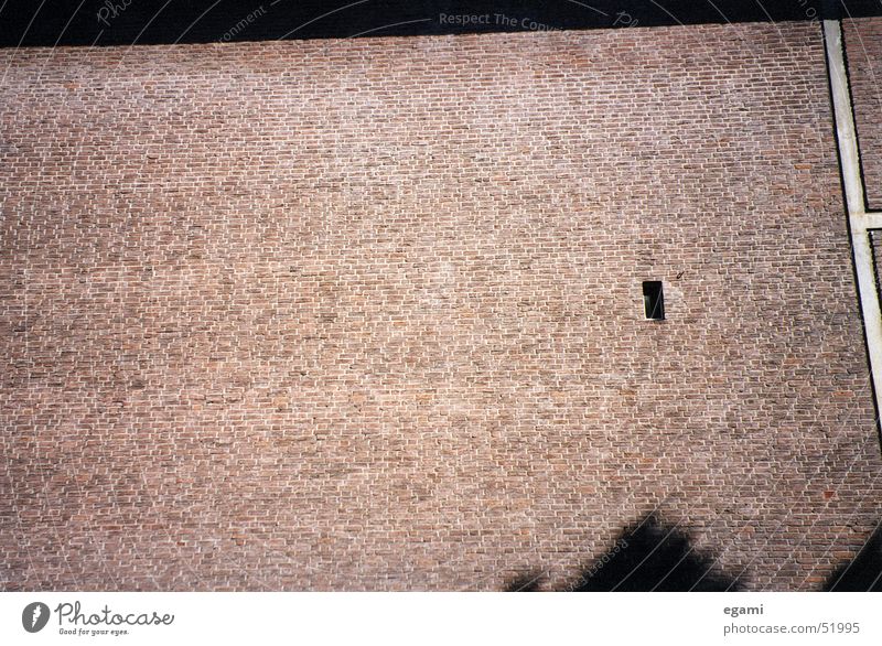 Fenster zum Hof Mauer Strukturen & Formen Einsamkeit ruhig Öffnung Licht Wand Teilung Architektur