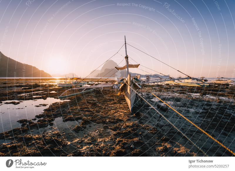 El Nido, Banca-Boot bei Ebbe mit schönem Sonnenuntergang im Hintergrund. Palawan Insel, Philippinen Reflexion & Spiegelung Ansicht palawan cadlao Asien