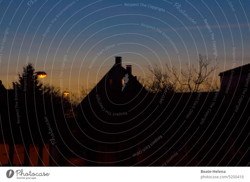 Abendrot hinter Häudersilhouetten Silhouette Sonnenuntergang Himmel Abenddämmerung Straßenlaternen Dämmerung Schornstein Abendstimmung Außenaufnahme