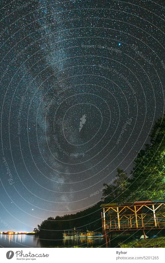 Nacht Sterne über See. Milchstraße Galaxie und natürlichen Sternenhimmel Hintergrund Hintergrund Landschaft Natur Nachtsterne sternenklare Nacht Glühende Sterne