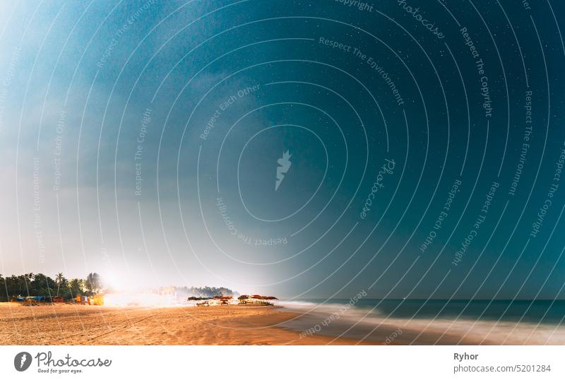 Goa, Indien. Real Night Sky Sterne. Natürliche Sternenhimmel in blauer Farbe über Indischer Ozean Meer Seascape Strand Copast. Hintergrund MEER Küste Nacht