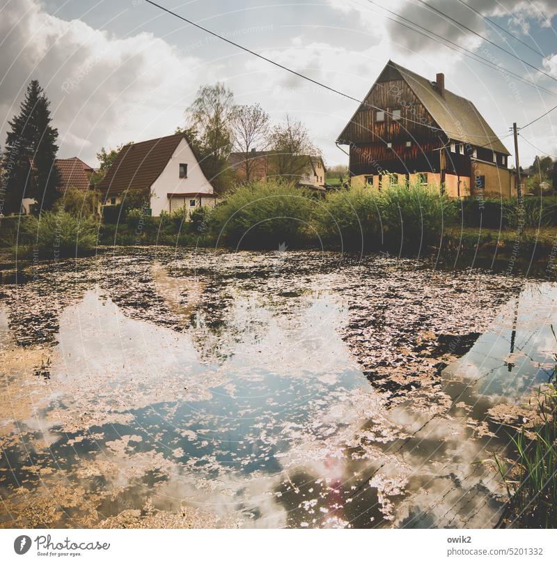 Wohnen am Weiher Dorf Gebäude Dorfteich Umgebindehaus Holz alt historisch Idylle ruhig friedlich Lausitz Himmel Wolken Wasser Teich Einsamkeit bewohnt Farbfoto