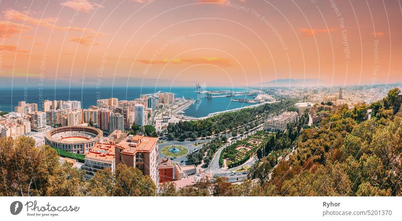 Malaga, Spanien. Panorama Cityscape Elevated View Of Malaga In Sunny Summer Evening. Geänderte Sonnenuntergang Himmel Europa Andalusia mediterran Costa del Sol