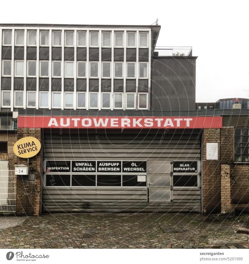 Servicewüste Auto Autowerkstatt Gebäude Halle trist geschlossen öffnungszeiten Klimaservice Ölwechsel Architektur Fassade Lagerhalle Arbeit & Erwerbstätigkeit