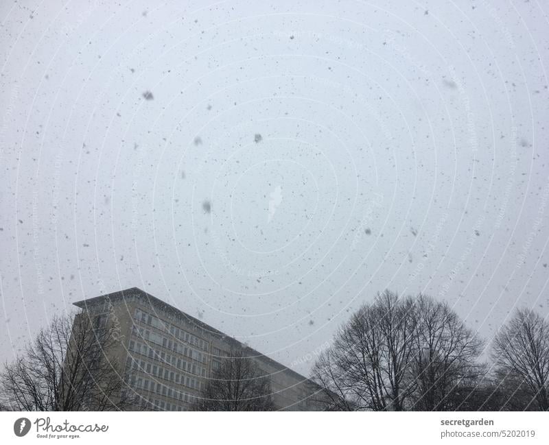 Die Stimmung kippt. Schnee Gebäude Architektur Hamburg Grindelhochhaus Himmel Bauwerk Stadt Fassade Winter Hochhaus schräg kippen grau trist dunkel