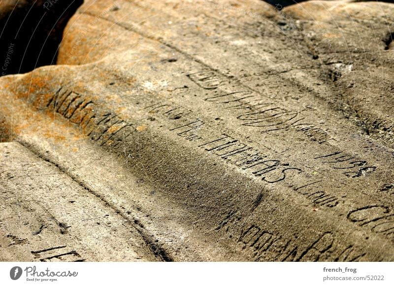 Erosion der Erinnerungen braun gelb Zeit Vergangenheit Außenaufnahme Ewigkeit Brandung Mitteilung Felsen grafitti gravur Stein mer alt melankolie erinnerrungen