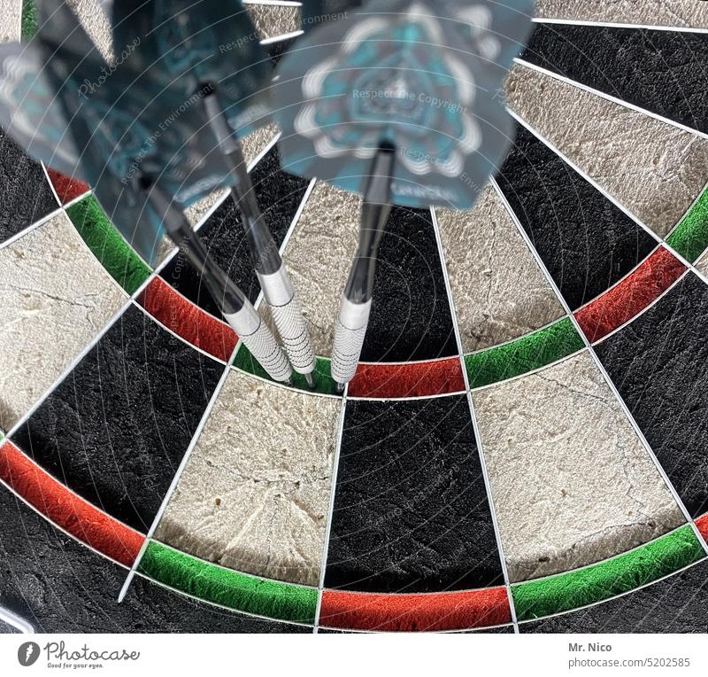 triple triple Darts Freizeit & Hobby Spielen Pfeil Ziel Erfolg Sport Treffer Dartscheibe werfen Dartpfeil zielen Glück Genauigkeit Volltreffer Konzentration