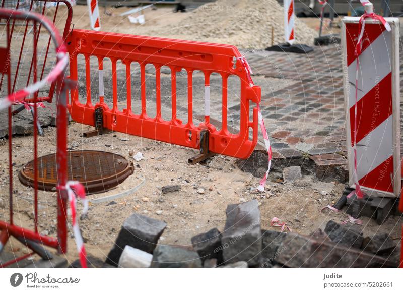 Straßenbauarbeiten in der Stadt, rote Schranken und Ausbesserung des Straßenbelags Architektur Barriere blau Boot Ziegel bauen Großstadt farbenfroh Konstruktion