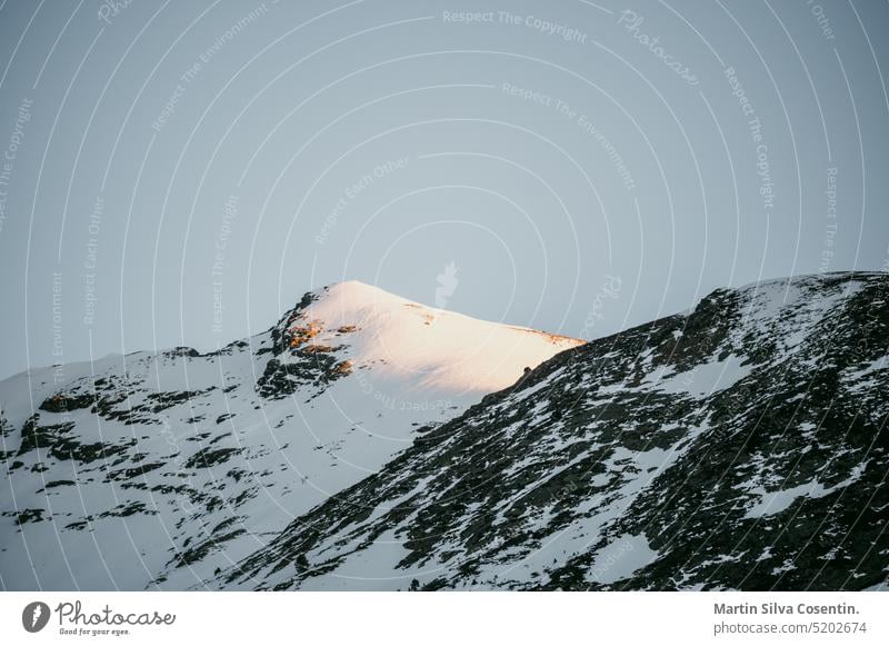 Berge in den Pyrenäen in Andorra im Winter mit viel Schnee antik Architektur Hintergrund schön Gebäude canillo Stadtbild Wolken wolkig bewölkter Tag Kultur