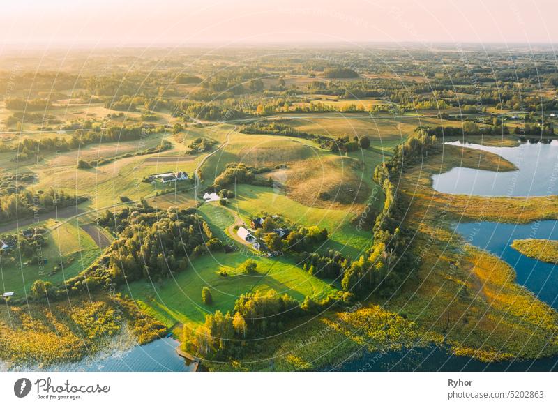 Braslaw oder Braslau, Vitebsk Voblast, Belarus. Luftaufnahme der Halbinsel Maskovichi in der Nähe von Nedrava See. Landschaft im sonnigen Morgen. Top View Of Beautiful European Nature From High Attitude. Ansicht aus der Vogelperspektive. Berühmte Seen. Natürliches Wahrzeichen