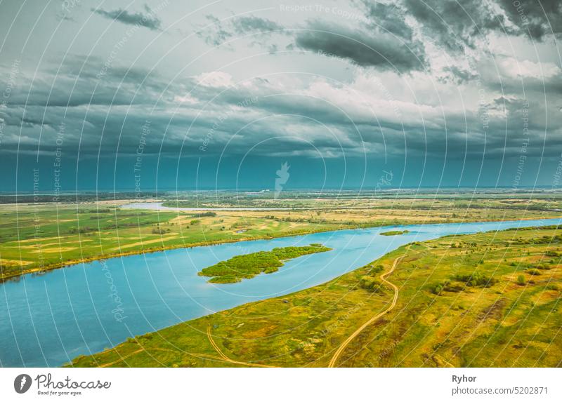 Rechytsa, Region Gomel, Weißrussland. Luftaufnahme des Flusses Dnjepr. Himmel über grüne Wiese und Flusslandschaft. Top View of European Nature From High Attitude In Summer. Ansicht aus der Vogelperspektive