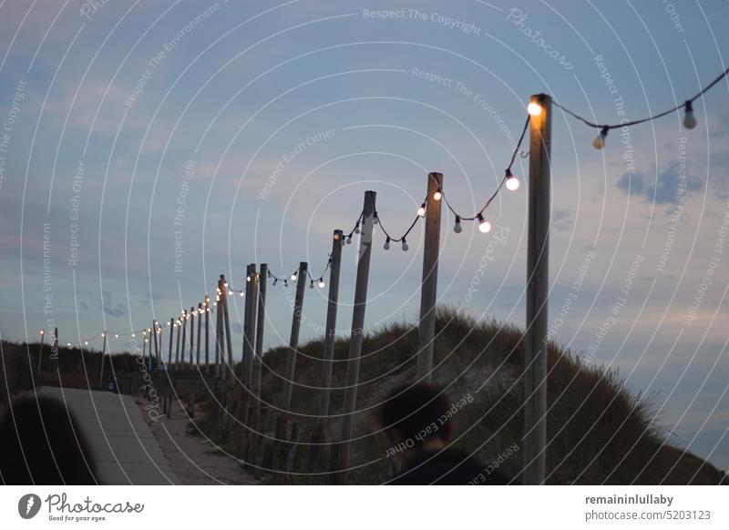 Lichterkette auf dem Weg zum Strand Dämmerung Strandspaziergang Unschärfe Dünen Meer Ferien & Urlaub & Reisen Himmel Erholung Tourismus Nordsee Landschaft Natur