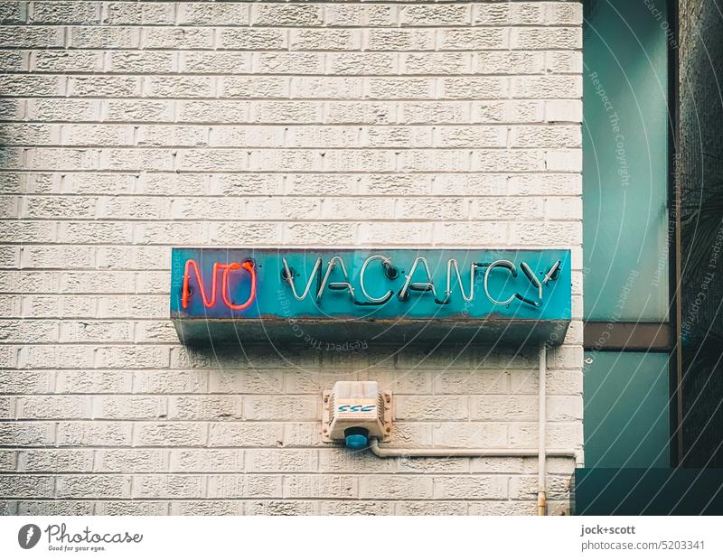 No Vacancy mit Neonlicht Wort Englisch Schriftzeichen Typographie Großbuchstabe Schilder & Markierungen handyfoto keine freien Zimmer Hinweisschild