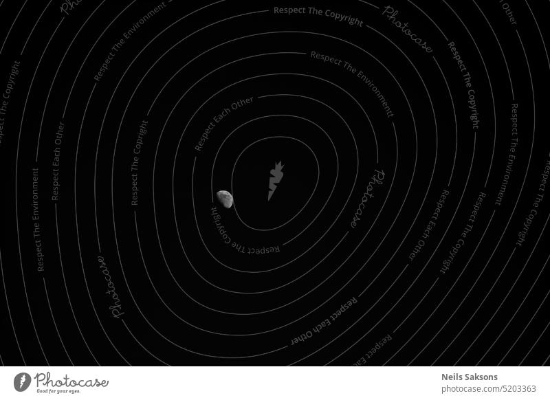 Das erste Viertel des Mondes wird auch als Sichel bezeichnet, weil die Sonnenstrahlen genau die Hälfte der Mondoberfläche beleuchten. abstrakt Astrologie