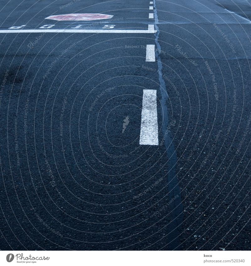 stop. Verkehr Verkehrswege Straßenverkehr Straßenkreuzung Wege & Pfade Wegkreuzung Flughafen Flugplatz Beton Zeichen Schriftzeichen Schilder & Markierungen