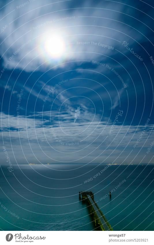 Vollmond über der See Ostsee Meer Wasser Nachthimmel Nachtaufnahme Langzeitbelichtung Stativ Außenaufnahme Himmel Menschenleer Farbfoto Mond Mondschein