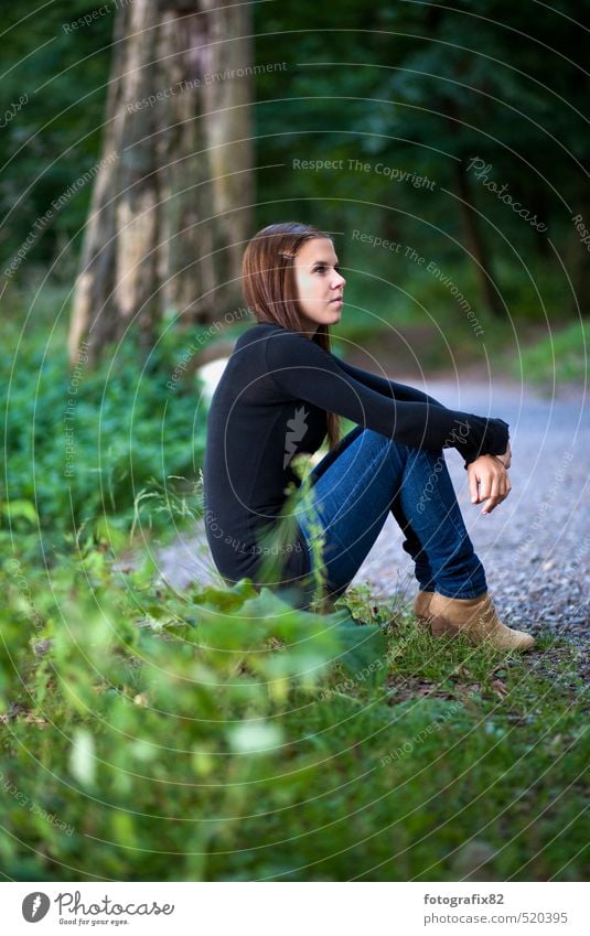 Du und ich. Wir sind alles was ich nicht bin. feminin Junge Frau Jugendliche 1 Mensch Natur Landschaft Pflanze Tier Wald Blick sitzen warten Gefühle Optimismus