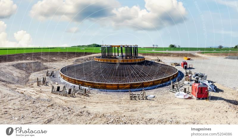 Baustelle. Betonfundament von Windkraftanlagen mit Beton und Stahl. Windkraftanlagen bauen. Metallarbeiten im Fundament einer Windturbinenbasis. Wörrstadt, Deutschland