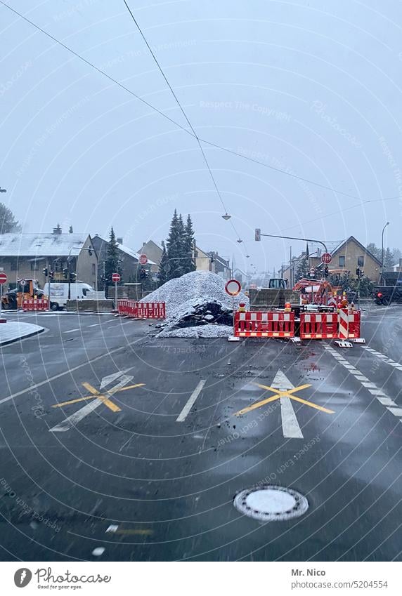 Straßenbaustelle Verkehr Baustelle Kreuzung Straßenverkehr Verkehrswege Asphalt Fahrbahnmarkierung Umleitung Schilder & Markierungen Orientierung Winter grau