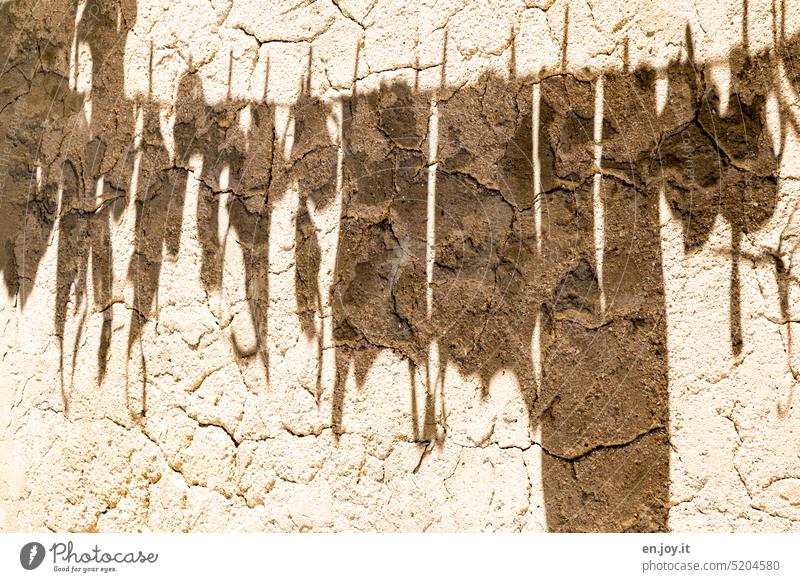 Waschtag - Schatten von Wäsche auf der Wäscheleine auf einer Hauswand Wand alt Risse Wäsche waschen trocknen Haushalt Sauberkeit aufhängen Haushaltsführung