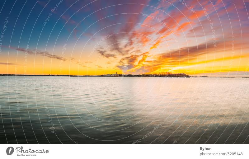 Helsinki, Finnland. Suomenlinna Kirche in der Festung von Suomenlinna oder Sveaborg und teilweise befestigte Insel Harakka bei Sonnenaufgang Sonnenuntergang Zeit. Panorama, Panoramablick, Helsinki, Finnland. Panorama, Panoramablick von Suomenlinna Kirche in der Festung von Suomenl...