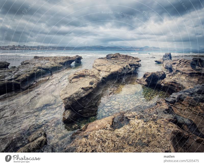 Küste Rauh Klippen Felsen Meer Himmel Wolken Stürmisch Steine Landschaft Natur Horizont Menschenleer Wellen