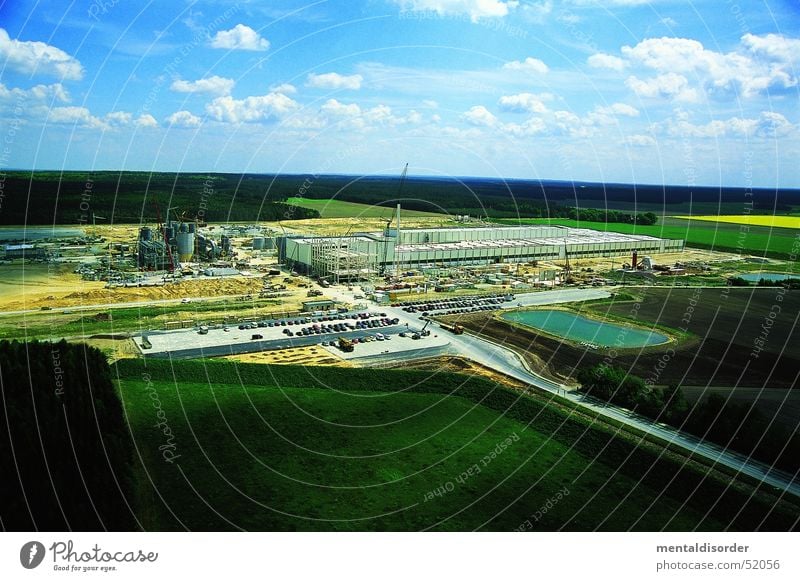 wir bauen im Grünen Baustelle Produktion Arbeit & Erwerbstätigkeit Arbeiter Gras Feld Wolken grün Baufahrzeug Industriefotografie Lagerhalle Straße Wege & Pfade