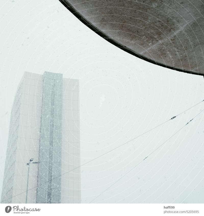 Schneetreiben in der Stadt trist Hochhaus Winter Wetter Wintertag weiß Eis urban frieren Jahreszeiten Winterstimmung eis und schnee Schneefall schlechtes Wetter