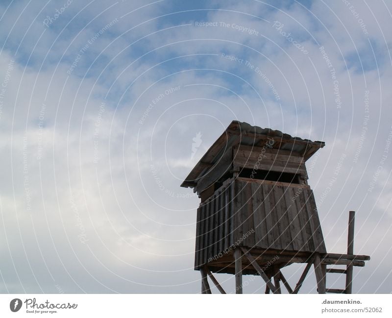 Aussichtsturm Holz Wolken Jäger Hochsitz Dach Himmel Leiter Jagd Hütte Ferne oben hoch Holzbrett Landschaft groß